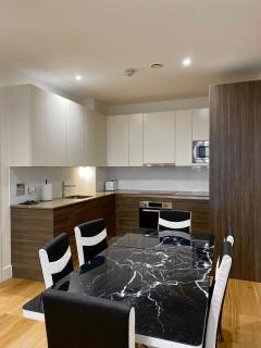 Spacious 2 Bedroom Penthouse Retreat - London - 5