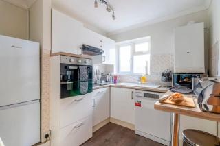 Spacious Sea View 2 bedroom Sleeps 6-Free Parking - Bournemouth - 2