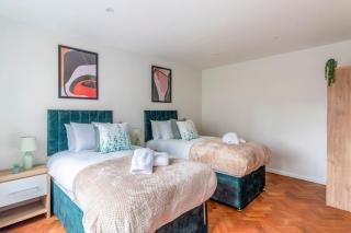 Spacious Sea View 2 bedroom Sleeps 6-Free Parking - Bournemouth - 1