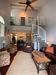 2MBR/2.5BA, easy access, hot tub, firepit, arcade. jacuzzi - 6