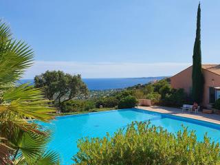 Maison mitoyenne T3 avec piscine, clim, parking, animaux acceptés - FR-1-768-21 - 2