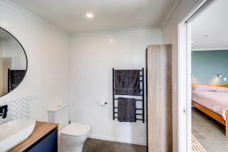 Modern Studio near Clive River - 2