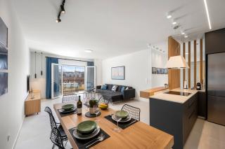 Porta Apt. - 2 bedroom penthouse + free parking! - 6