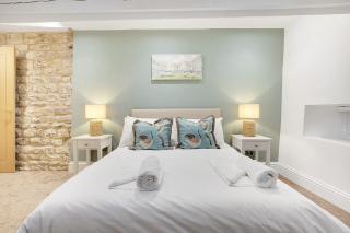 NEW! Luxurious Cottage in Durham by Stay With Us, Ideal for Large Groups & Families, Hot Tub, Sleeps 10! - 1
