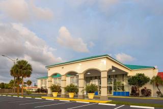 Days Inn & Suites by Wyndham Fort Pierce Midtown - Fort Pierce - 9