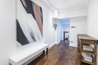Kensington Luxurious Three Bedroom Apartment - 9