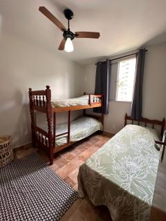 Desfrute bons momentos na praia Martim de Sá Pé na areia Aceitamos Pet pequeno porte - 3