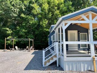 2 Villa D'Azur Luxury Tiny House Mins to Lake Guntersville, Downtown, Firepit - Guntersville - 1