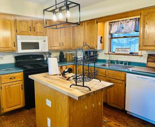 Spacious Country Home, Hot Tub, Fire Pit, Deck - - 3