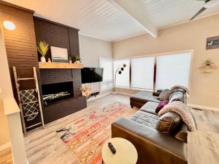 Mid Century Modern Montana Dream Home - Butte - 5
