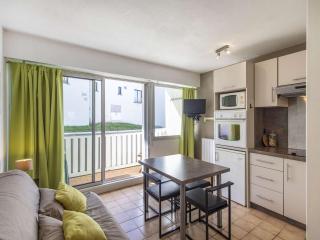 Charmant T2 avec balcon, coin nuit, kitchenette équipée et accès direct aux activités de montagne. - FR-1-400-120 - Eaux-Bonnes - 4