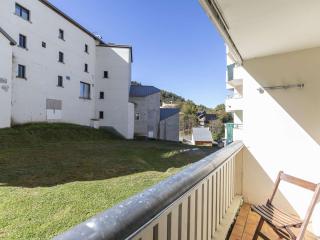 Charmant T2 avec balcon, coin nuit, kitchenette équipée et accès direct aux activités de montagne. - FR-1-400-120 - Eaux-Bonnes - 1