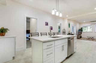 Modern Bellevue Home 10 Mi to Downtown Seattle! - 3