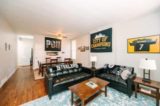 Pittsburgh's Sports Suite- FREE driveway Parking - 0