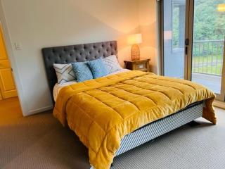 Villa Sebastian - Large Modern Home - Wellington - 7
