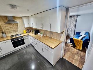 4 bedroom Hse close to Riverside - 2