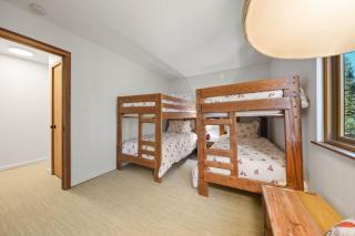Sleeping Bear Lodge- Remodeled 3BR Cabin- Fireplace- Ski Shuttle- Pet-Friendly - 2