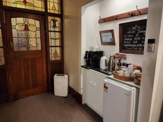The Fern & Thistle Luxury Accommodation- Drinks, Hotpool, Sauna - Balclutha - 6