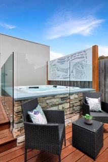 OG Spa Retreat- 3 bedroom, Spa, Central, Aircon - Ocean Grove - 2