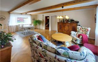 3 Bedroom Awesome Home In Röke - Röke - 2