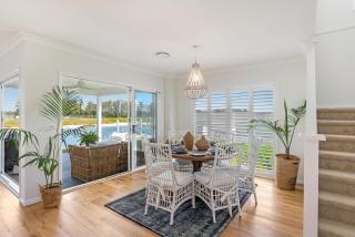Hamptons House - Stylish Waterfront - Yamba - 7