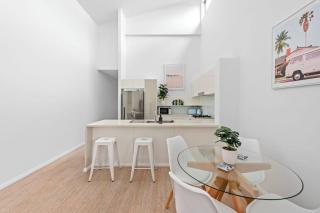Hidden Oasis! 2Bed/2Bath/1Car ~ 5mins to CBD - Brisbane - 5