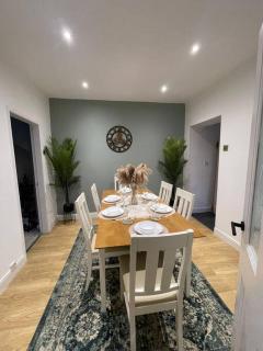 Modern Spacious 5 Bed House in Newcastle - 9