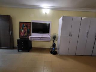 Entire 3 Bedroom Bungalow - Home away from home - 1