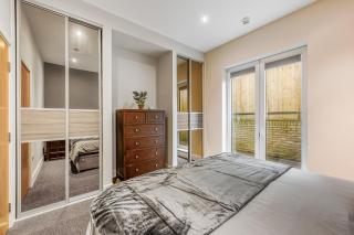 Large Modern One Bedroom Apartment (nearly 800 ft) - 2