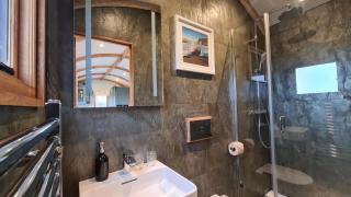 Honey Bee - Comfortable luxury shepherds hut with hot tub - 2