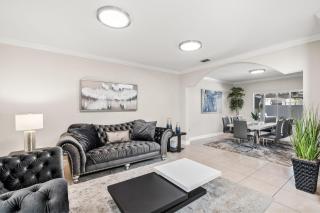 Villa Blanca 4bd Mega Home w Games BBQ and more - 3