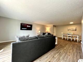 TWO Bedroom Remodeled Middletown w Private Laundry - Middletown - 8