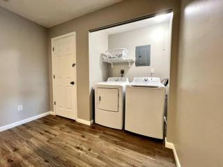 TWO Bedroom Remodeled Middletown w Private Laundry - Middletown - 4