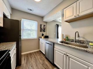 TWO Bedroom Remodeled Middletown w Private Laundry - Middletown - 2