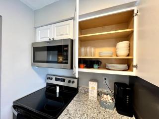 TWO Bedroom Remodeled Middletown w Private Laundry - Middletown - 1
