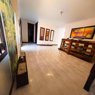 Hermosa Casa con doble garaje amoblada en el Albergue - Club del Comercio - 4