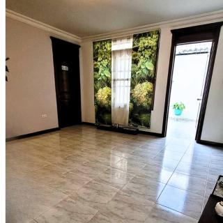 Hermosa Casa con doble garaje amoblada en el Albergue - Club del Comercio - 2