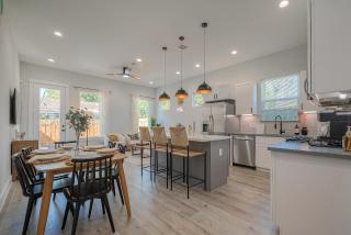 Modern Home Near Downtown with Fast WiFi, BBQ, Games & EV equipped! - Houston - 1