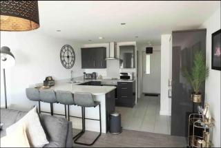 Contemporary Seaside Apartment - Bangor - 9