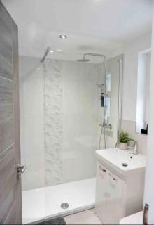 Contemporary Seaside Apartment - Bangor - 5