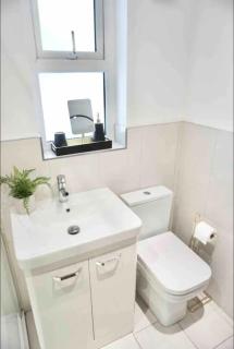 Contemporary Seaside Apartment - Bangor - 4