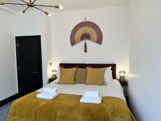 Nombre18 in the Lanes - Two Apartments in One - Large 5 bed 4 bath - Sleeps 12 - Brighton & Hove - 0
