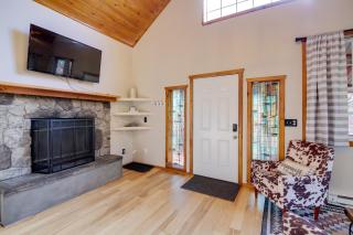 Modern-Rustic Love Cabin in Cosby Deck and Grill - 7