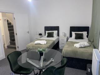 Cosy 3BD Guesthouse w/ Private Bathrooms - Northampton - 3