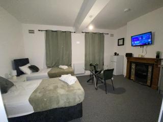 Cosy 3BD Guesthouse w/ Private Bathrooms - Northampton - 6