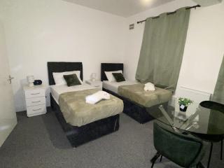 Cosy 3BD Guesthouse w/ Private Bathrooms - Northampton - 7