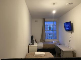 Cosy 3BD Guesthouse w/ Private Bathrooms - Northampton - 1