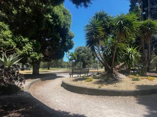 Glen Iris Gem - Modern Apartment with Car Park - Melbourne - 4