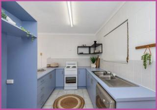 Walk to Strand Sleeps*4 2 Bedroom 1.5 Bath Central Location - 4