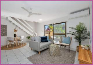 Walk to Strand Sleeps*4 2 Bedroom 1.5 Bath Central Location - 6